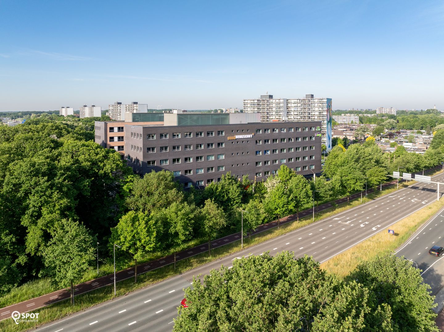 View photo 3 of Bergschot 69