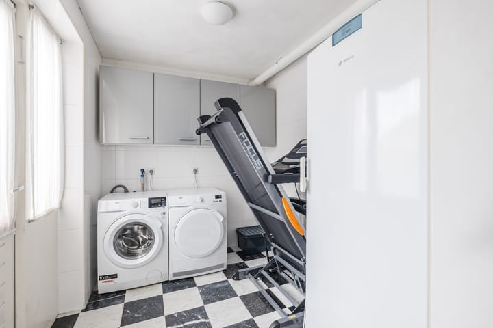 Foto 21 van van Limburg Stirumstraat 62