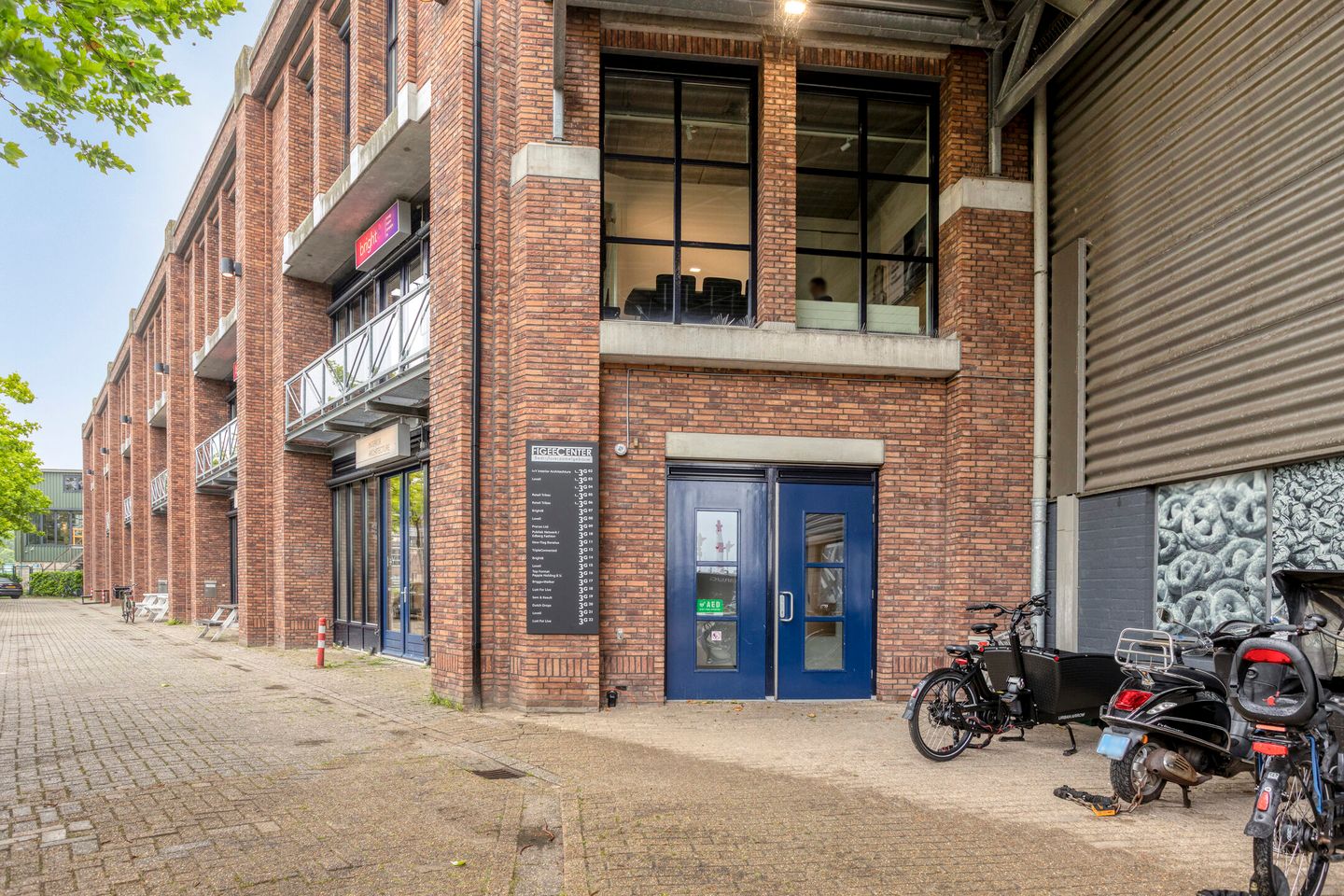 View photo 2 of Hendrik Figeeweg 3