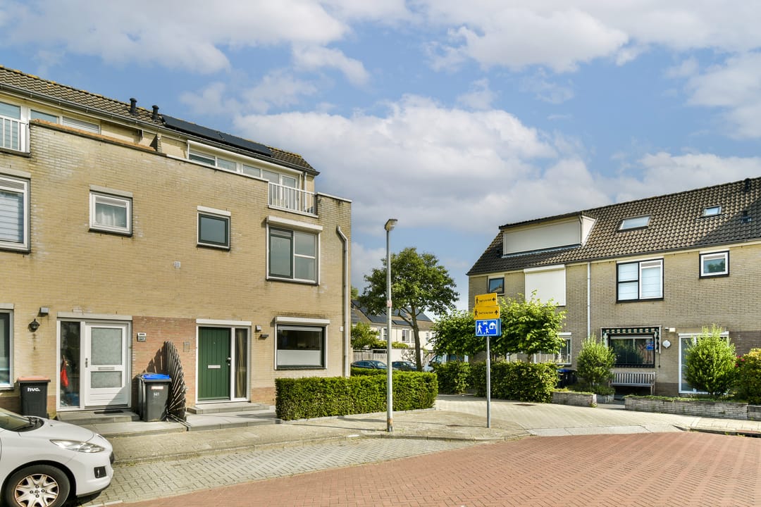 Photo 2 of Johanna Naber-erf 522