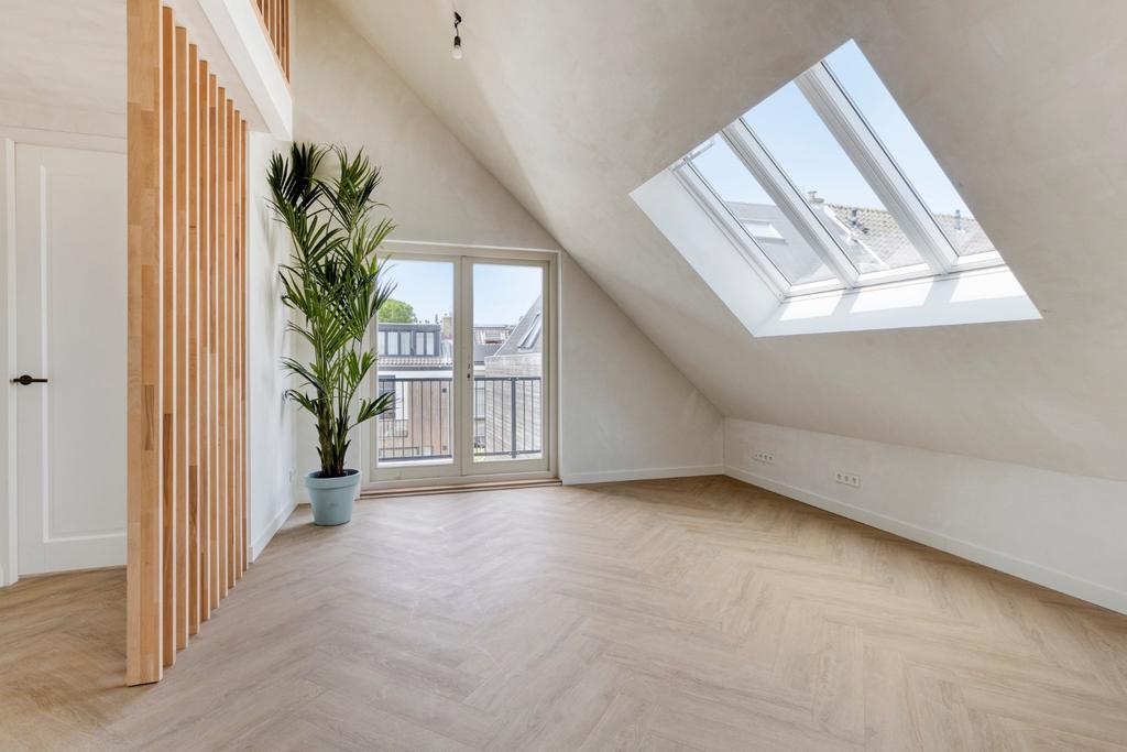 Photo 2 of Kennemerstraat 3-B