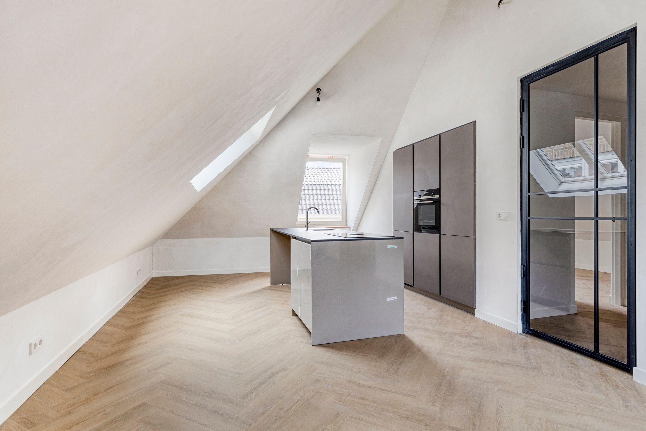 Photo 3 of Kennemerstraat 3-B