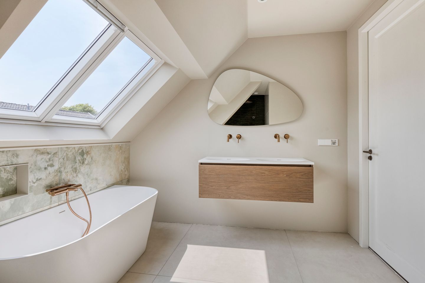 Photo 14 of Kennemerstraat 3-B