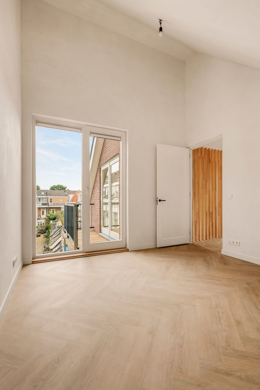 Photo 17 of Kennemerstraat 3-B