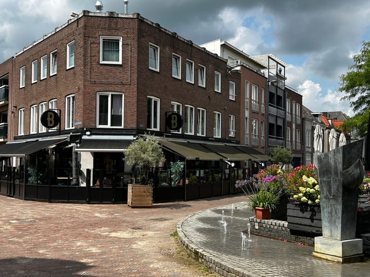Plein 44, Tiel