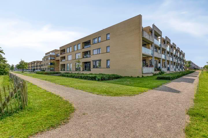 View photo of Oostmeerlaan 36
