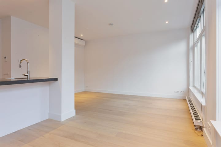 Photo 3 of Nieuwezijds Voorburgwal 118-B