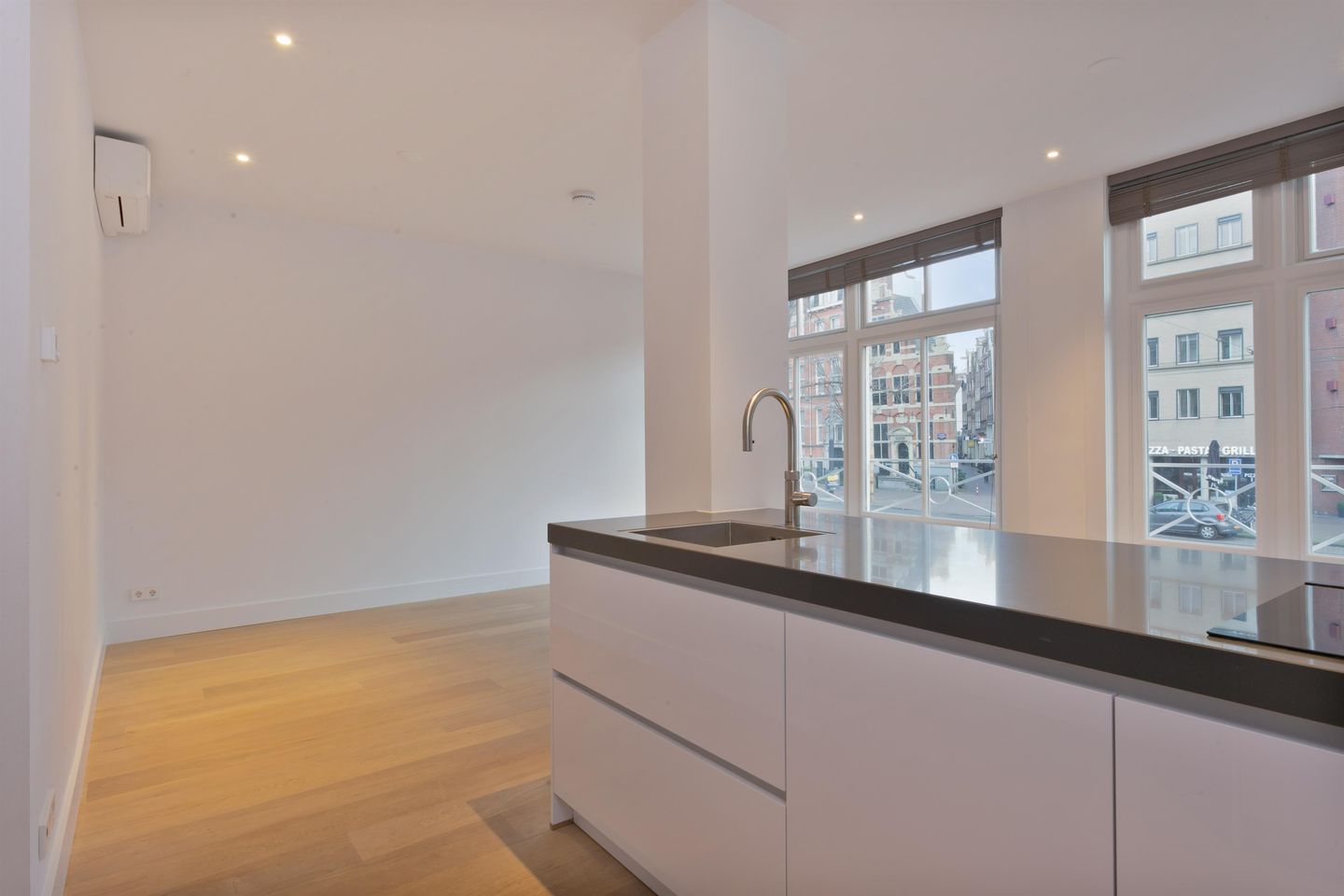 Photo 5 of Nieuwezijds Voorburgwal 118-B