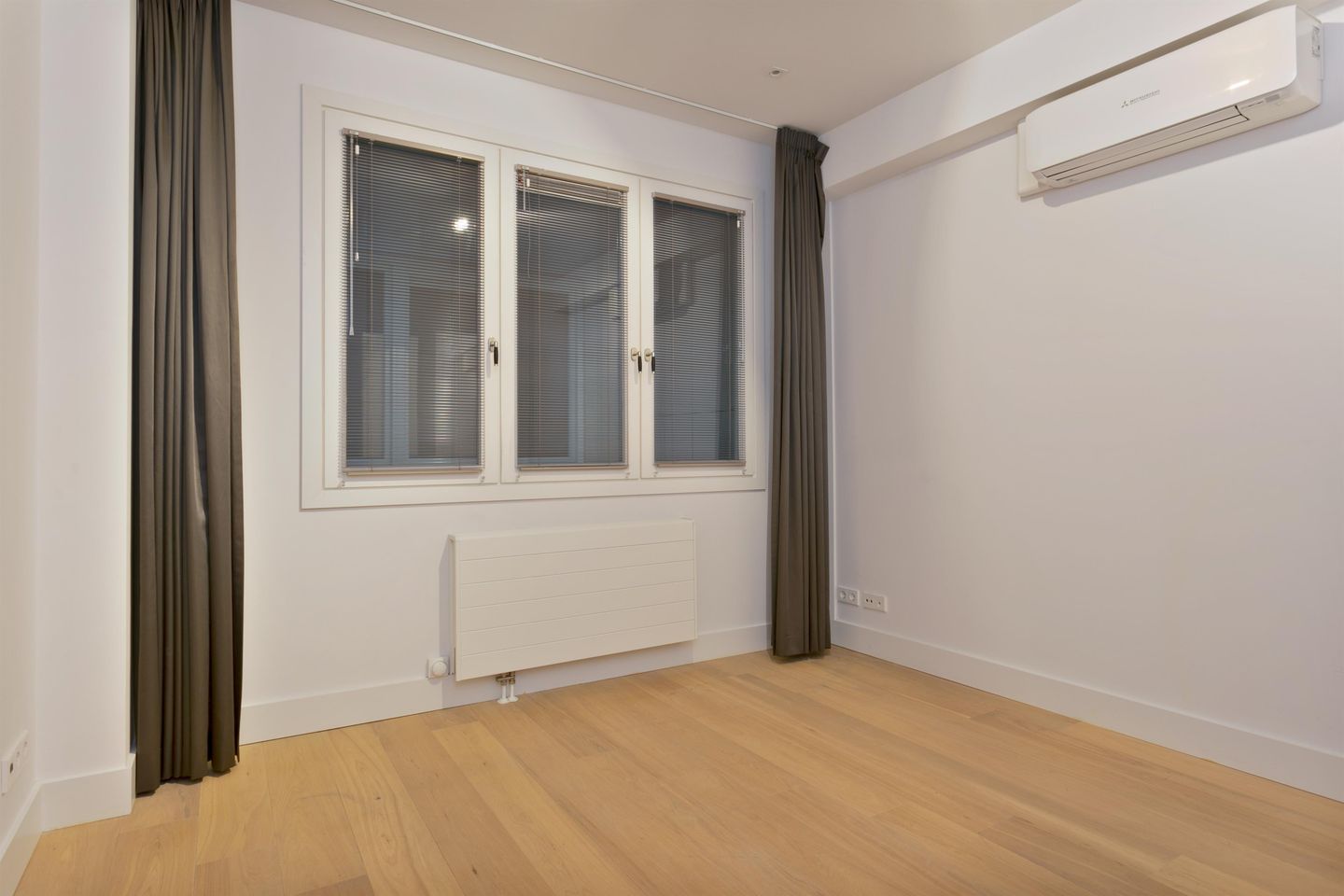 Photo 10 of Nieuwezijds Voorburgwal 118-B