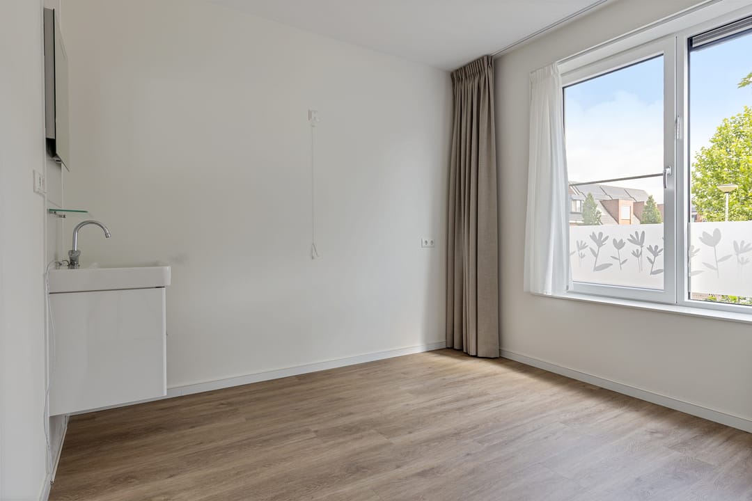 Photo 16 of Delfstraat 46