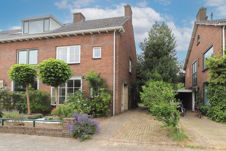 Foto 1 van Professor Regoutstraat 7