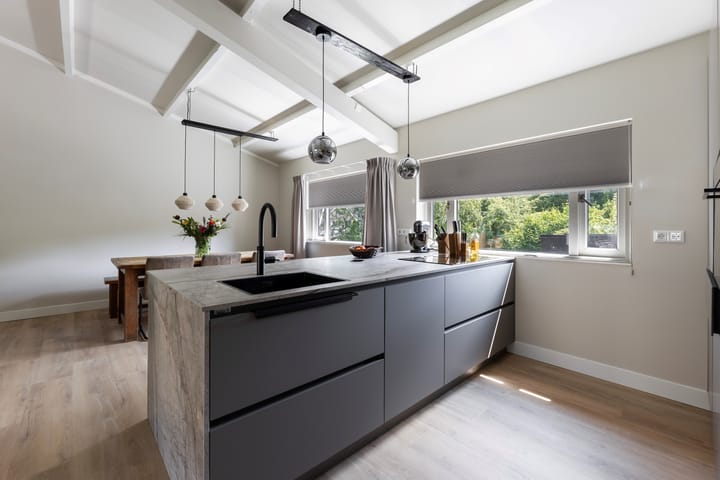 Photo 3 of Bezoenstraat 8