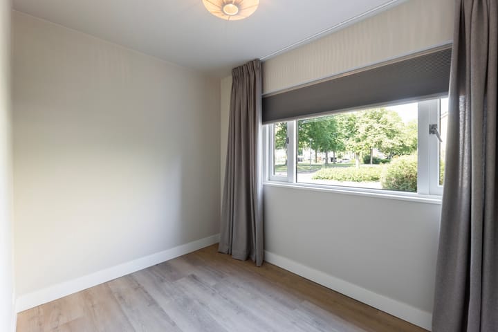 Photo 10 of Bezoenstraat 8