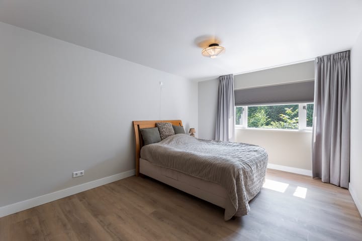 Photo 11 of Bezoenstraat 8