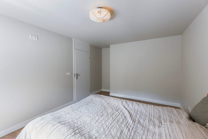 Photo 12 of Bezoenstraat 8