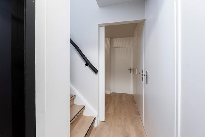 Photo 16 of Bezoenstraat 8