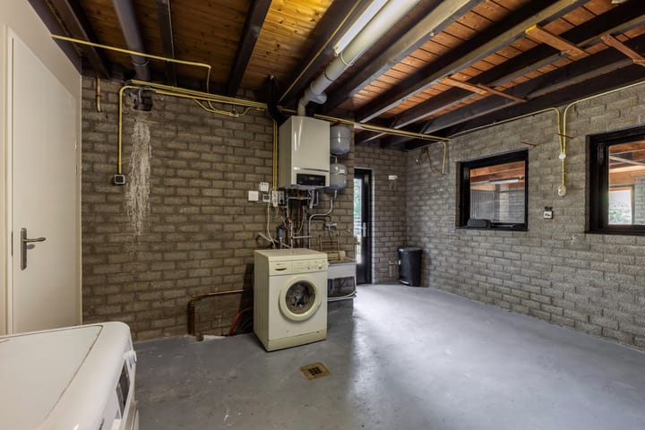 Photo 21 of Bezoenstraat 8