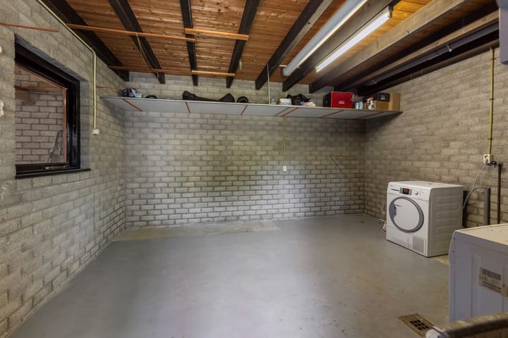 Photo 22 of Bezoenstraat 8