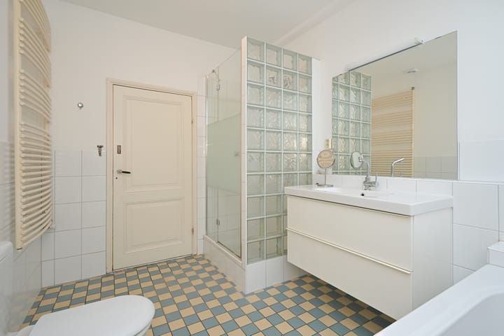 Photo 31 of Surinamestraat 58