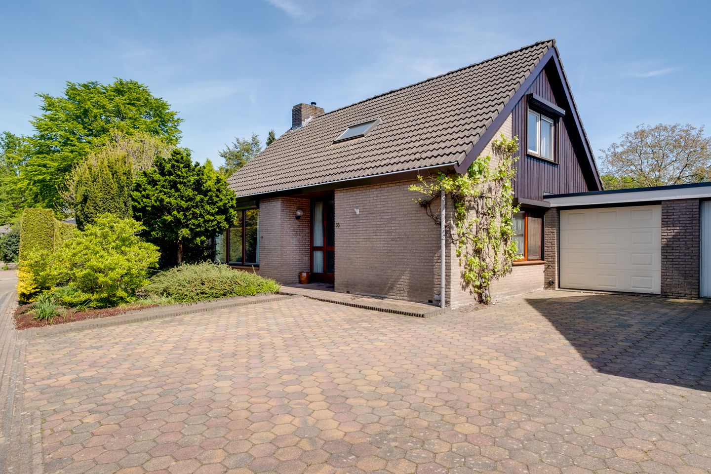 Foto 1 van Van Tuyll van Serooskerkenweg 36