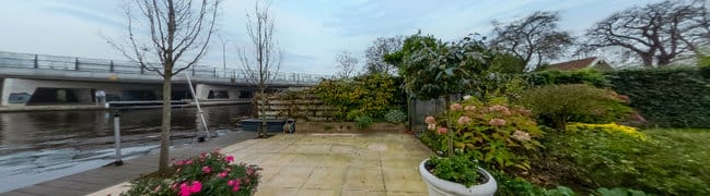 Terras aan het water