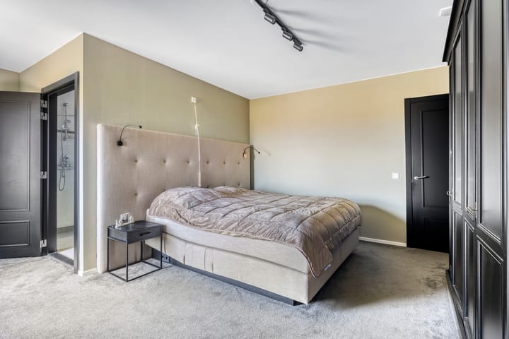 Photo 24 of Nieuwendijk 4