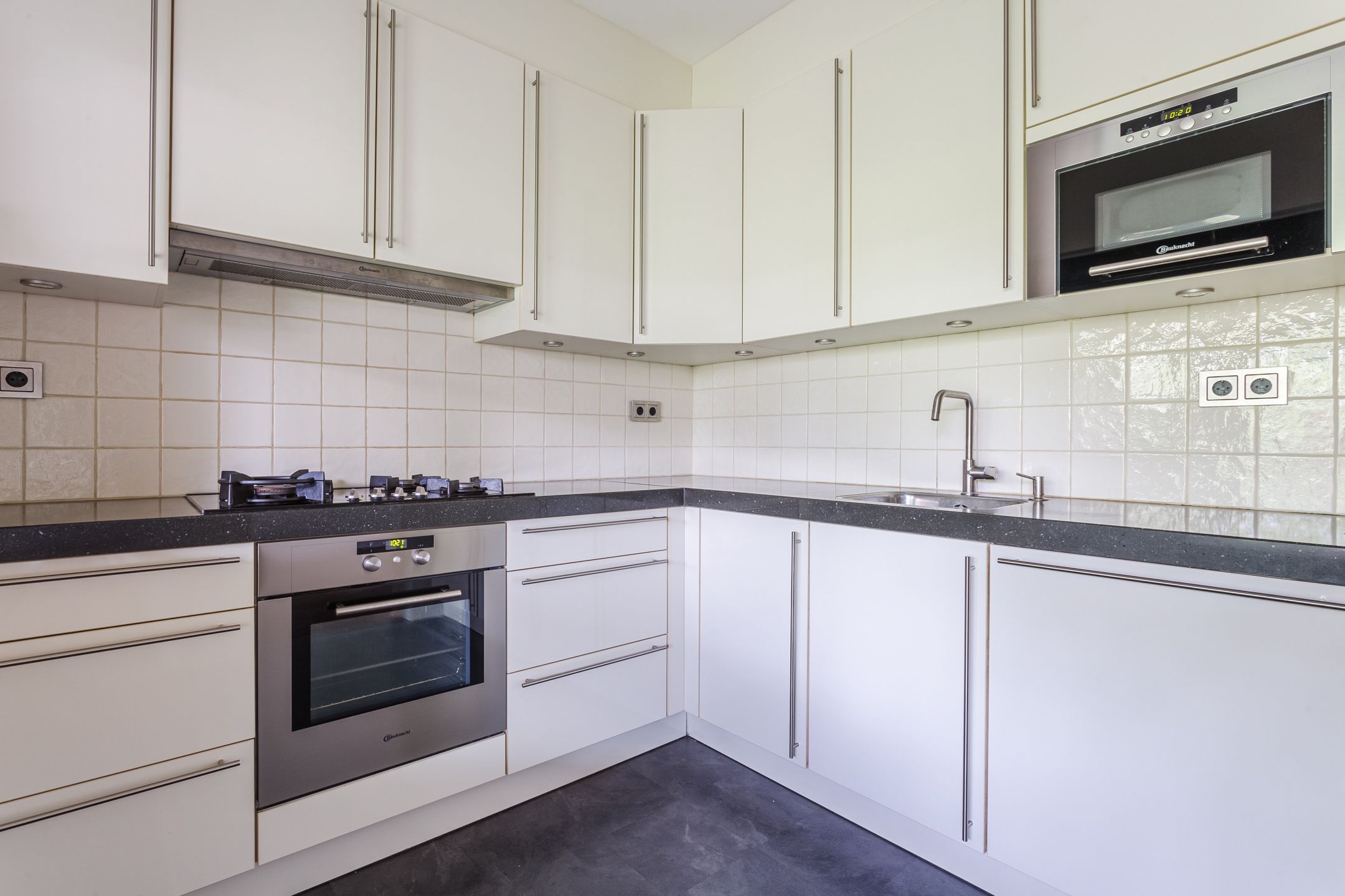 Photo 12 of Van Oldenbarneveltstraat 84