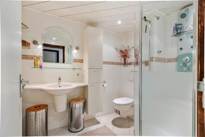 Photo 41 of Adam van Delenstraat 6-B