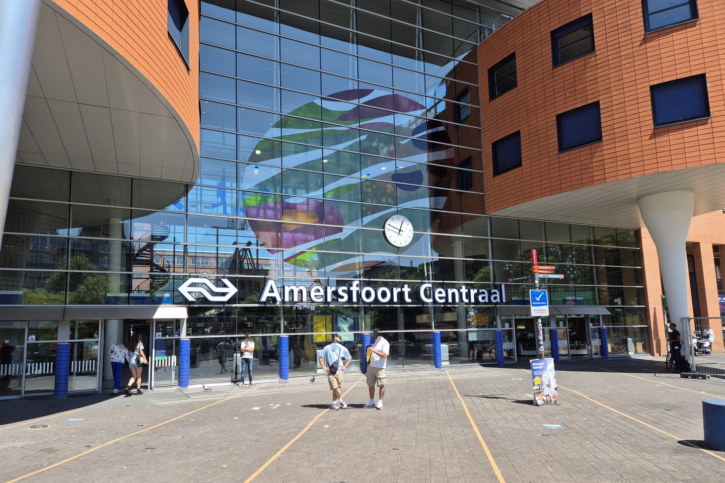 Bekijk foto 2 van Stationsplein 23