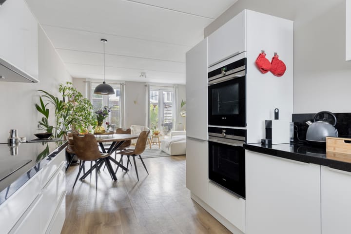 Photo 11 of Van Limburg Stirumstraat 3