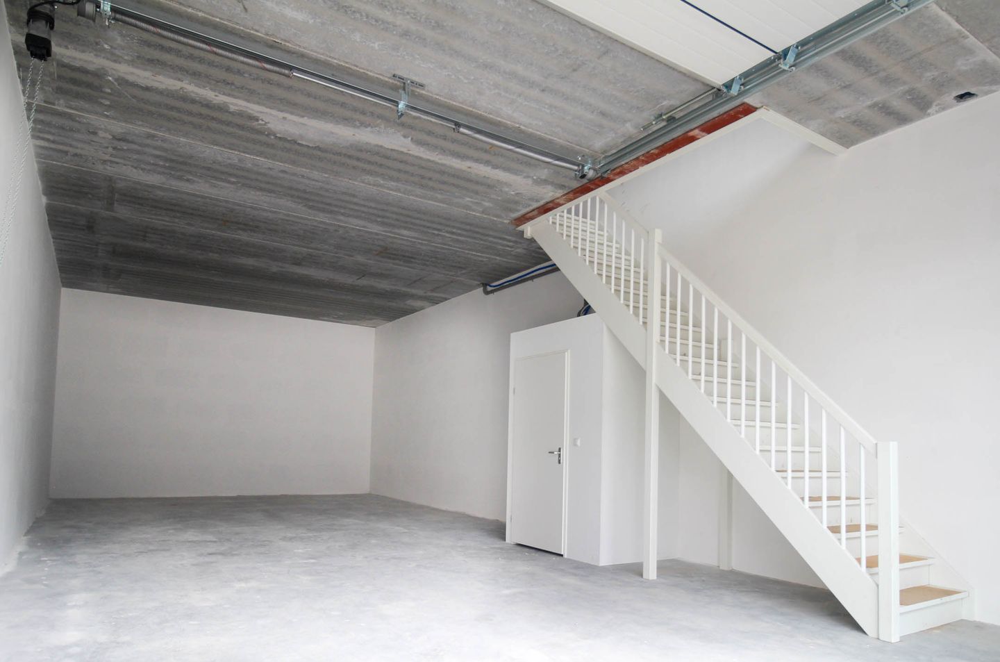 View photo 2 of Newtonstraat 90