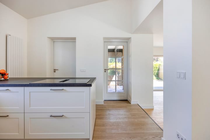 Photo 6 of Michiels van Kessenichstraat 14