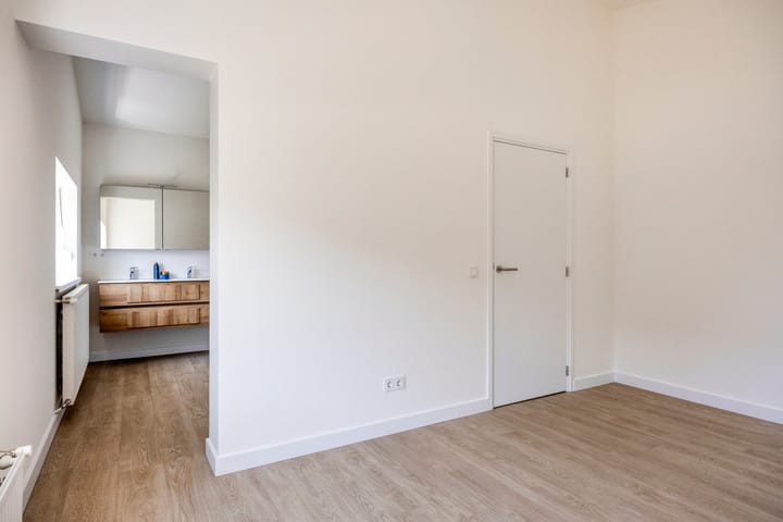 Photo 13 of Michiels van Kessenichstraat 14