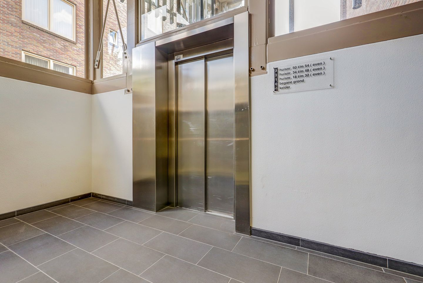 Foto 10 van Pastoor Van den Hurkplein 10