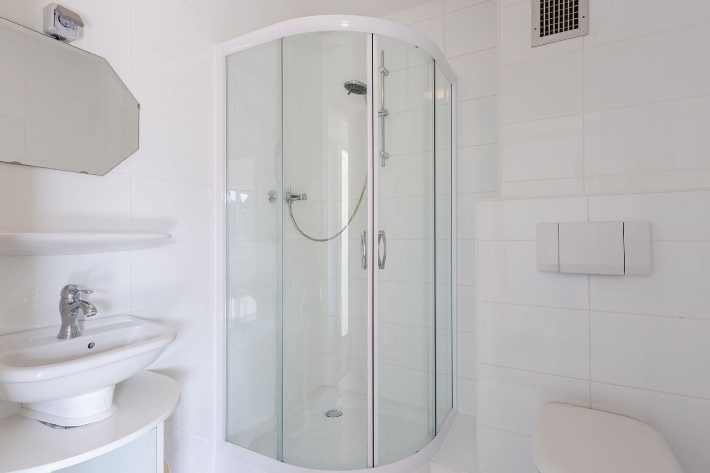 Photo 20 of Grotestraat 35-A