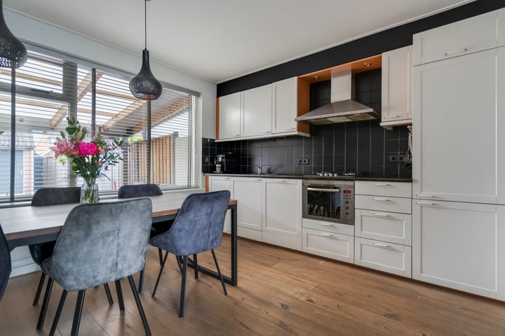 Photo 10 of Prins Bernhardstraat 28