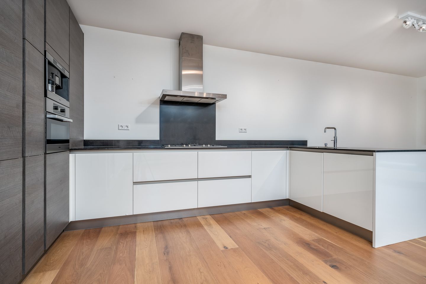 Photo 5 of Burgemeester van Oostenweg 1-L