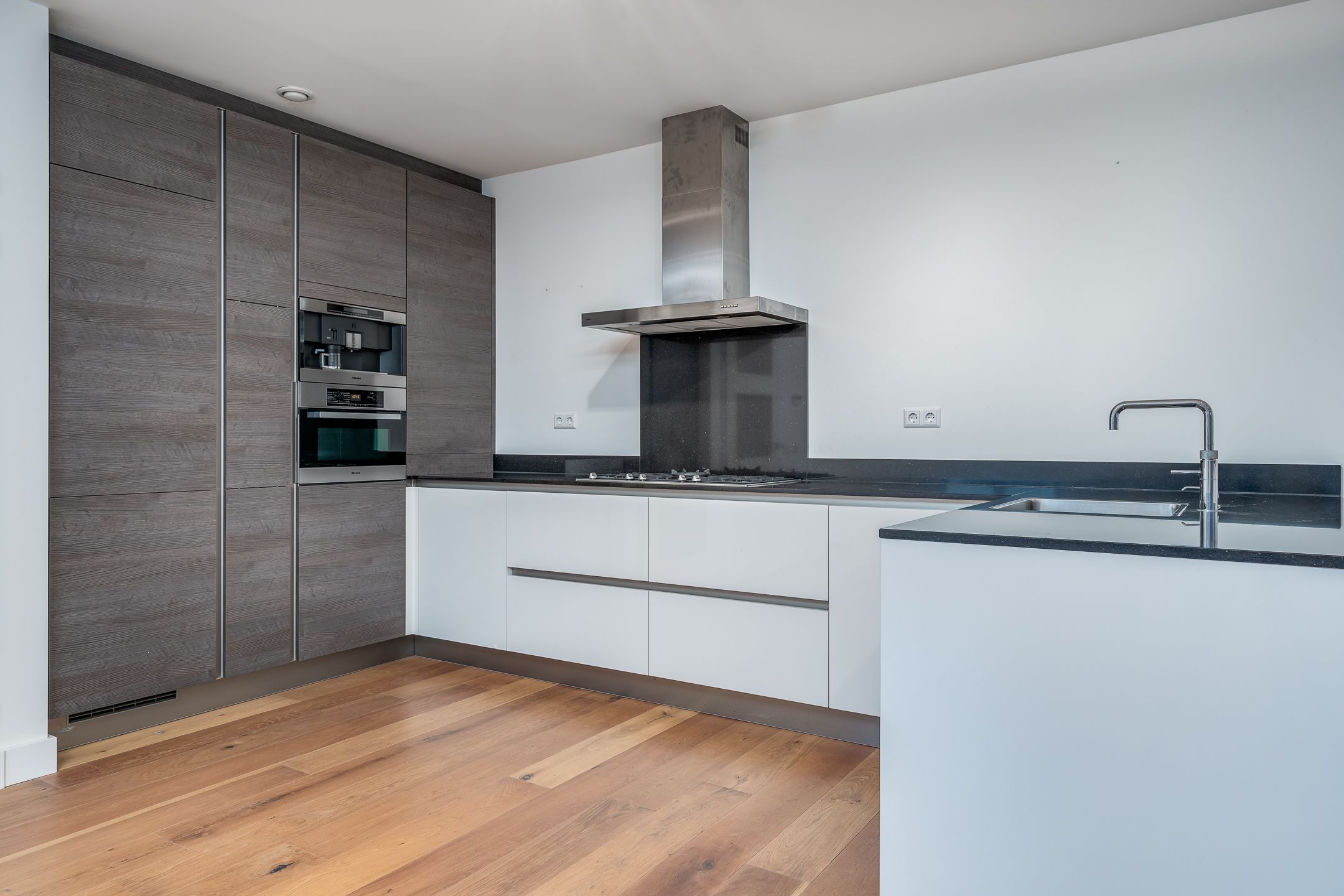 Photo 6 of Burgemeester van Oostenweg 1-L