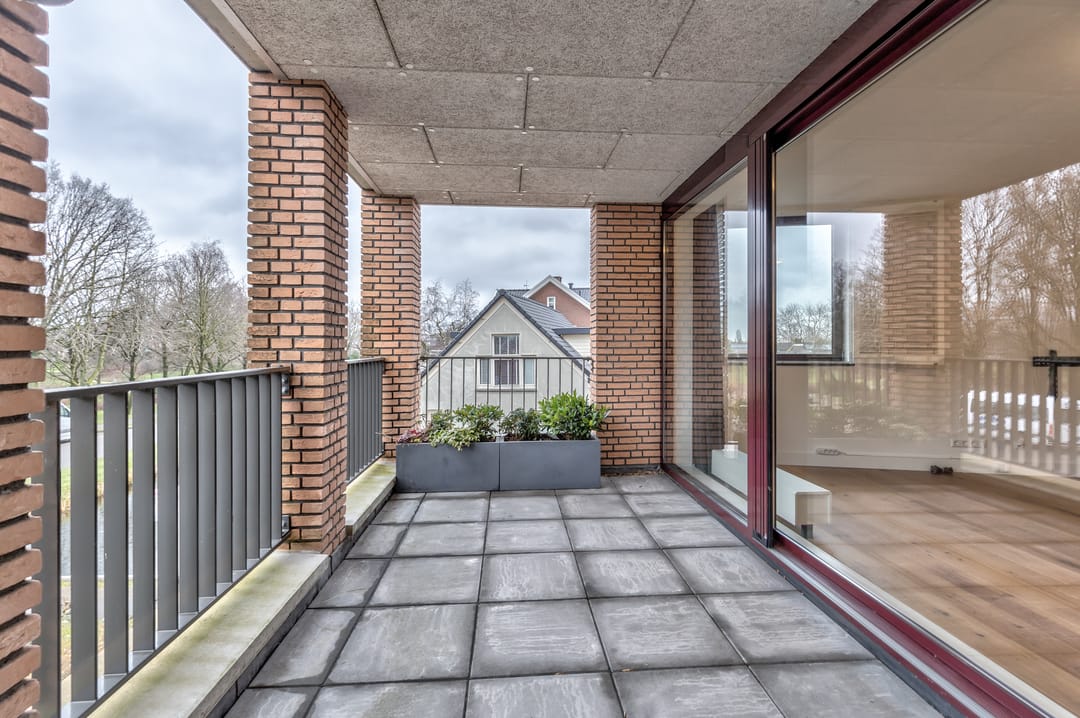 Photo 13 of Burgemeester van Oostenweg 1-L