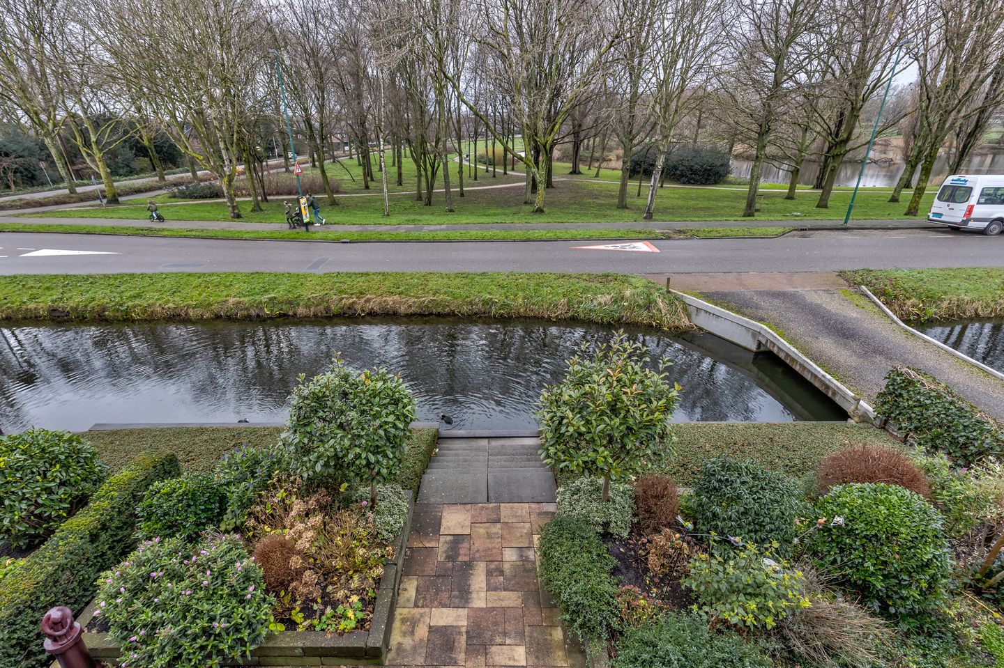 Photo 14 of Burgemeester van Oostenweg 1-L