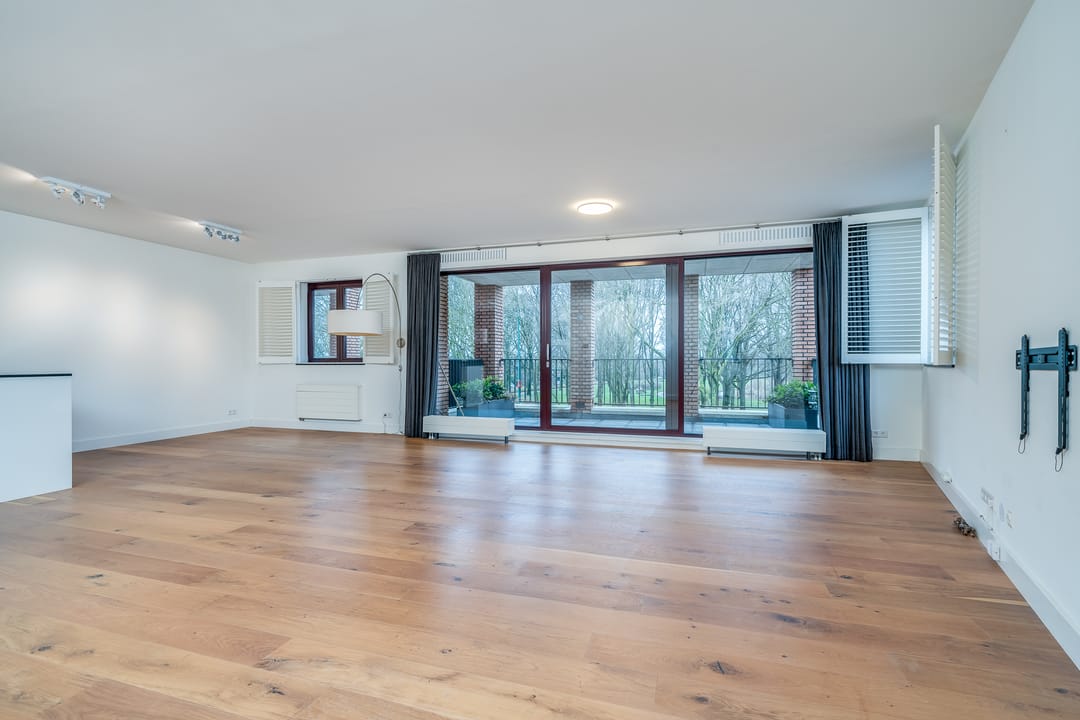 Photo 2 of Burgemeester van Oostenweg 1-L