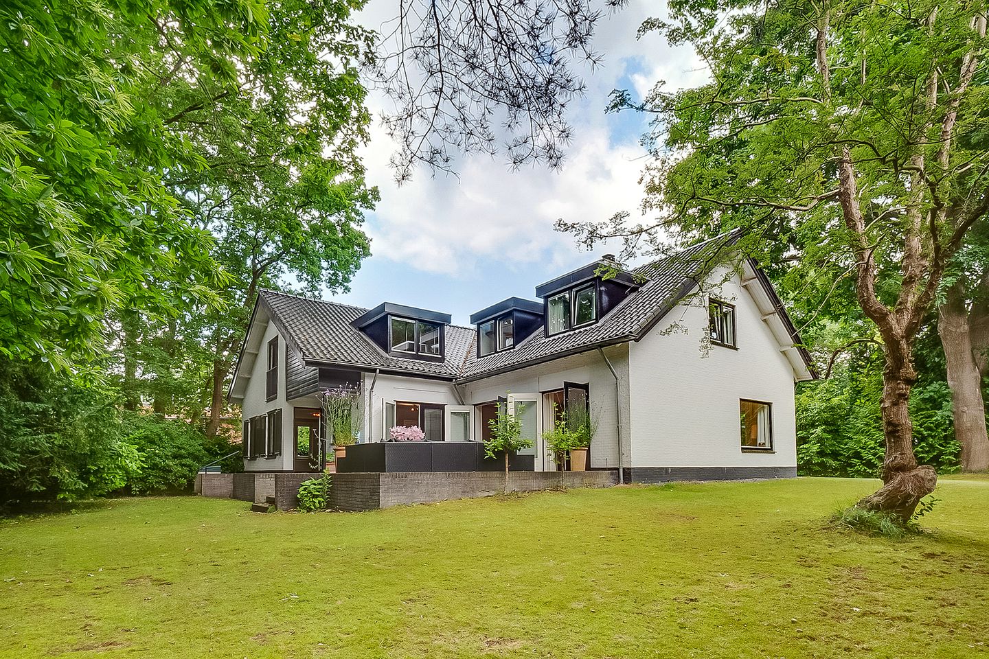 Foto 1 van Burg. Van Holthelaan 1