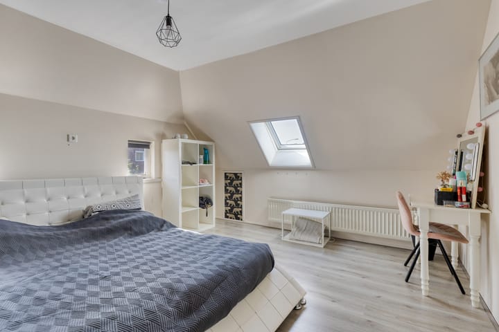 Foto 24 van Middenweg 4