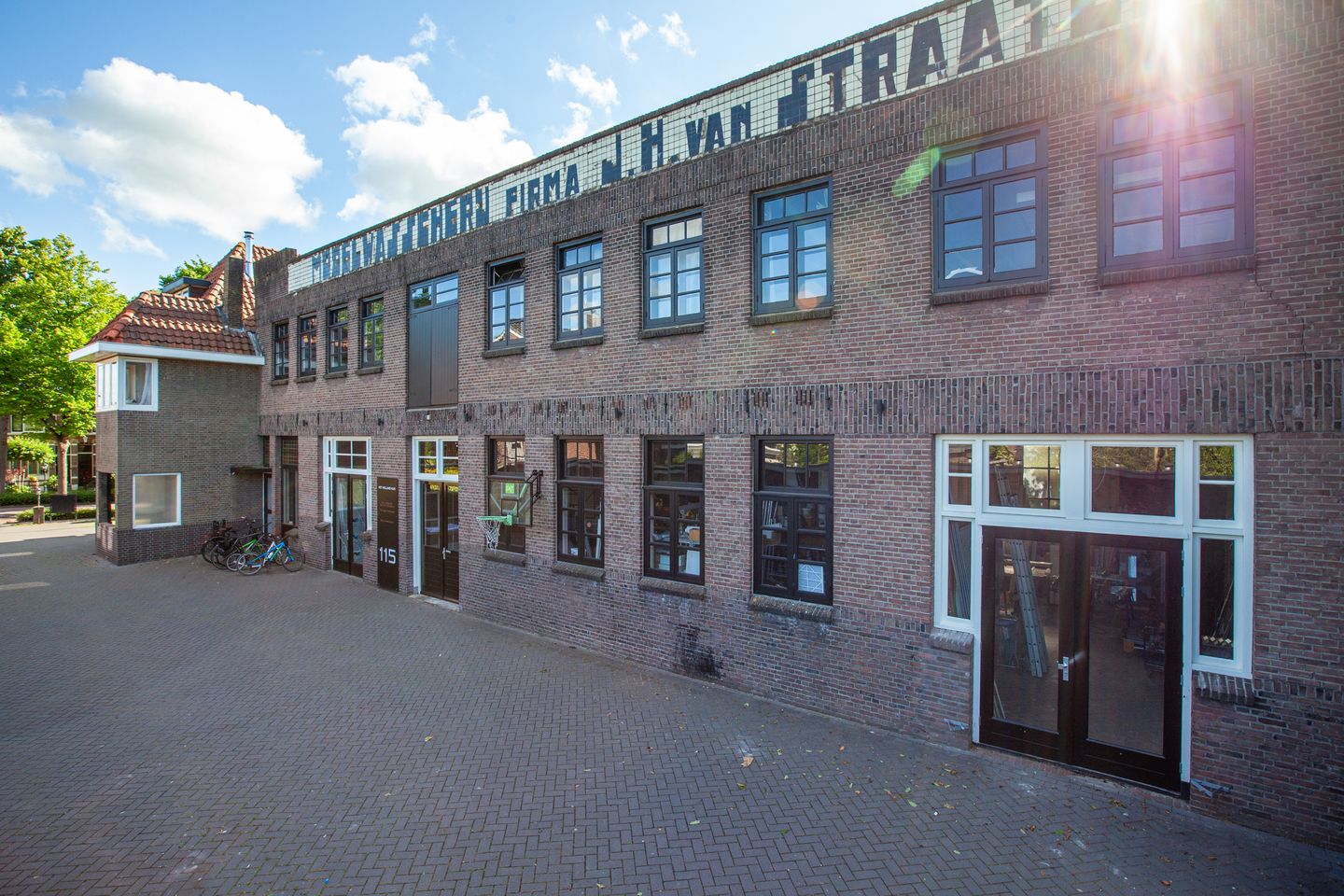 View photo 2 of Graaf Florisweg 113-115