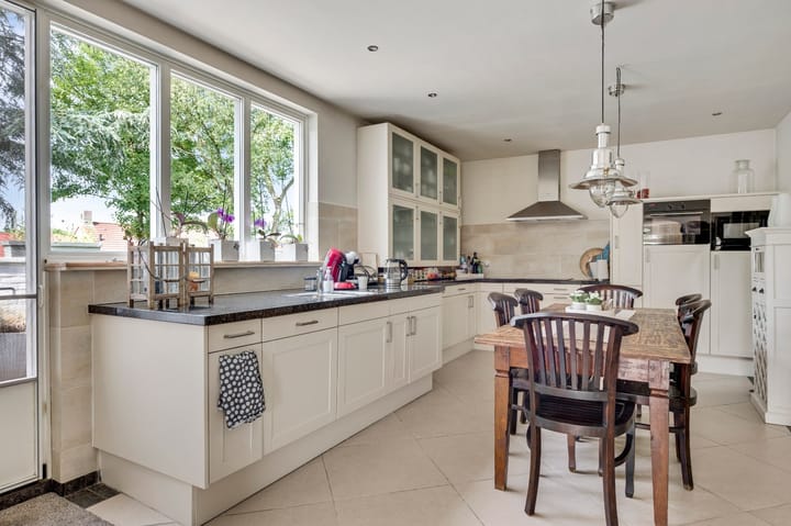 Photo 19 of Burg. Van Houtstraat 47