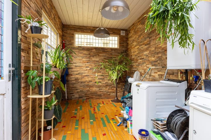 Photo 13 of Warmoesstraat 96