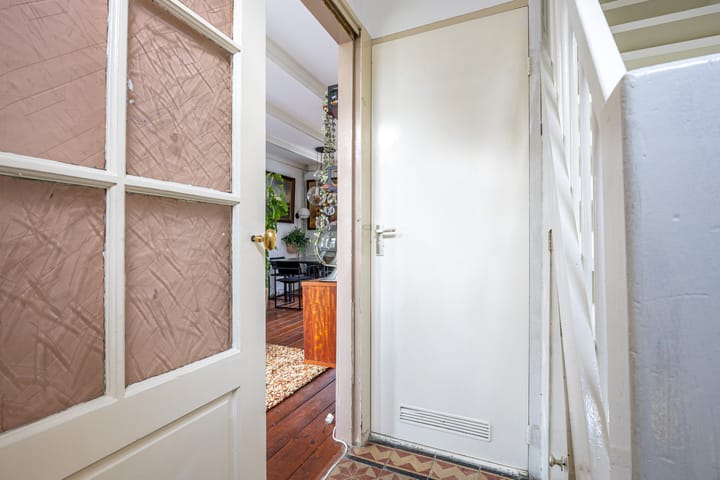 Photo 14 of Warmoesstraat 96