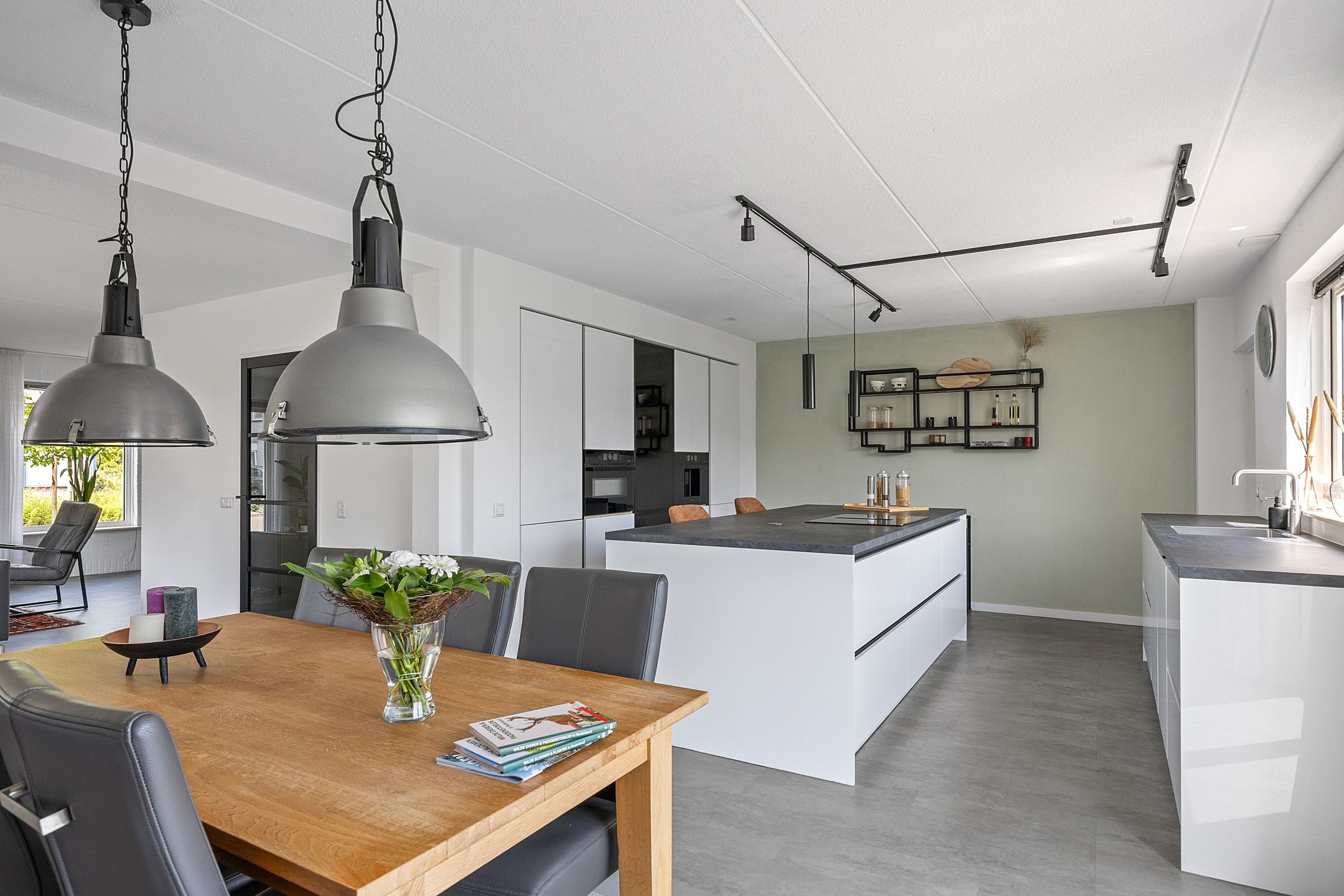 Photo 12 of Warring 16