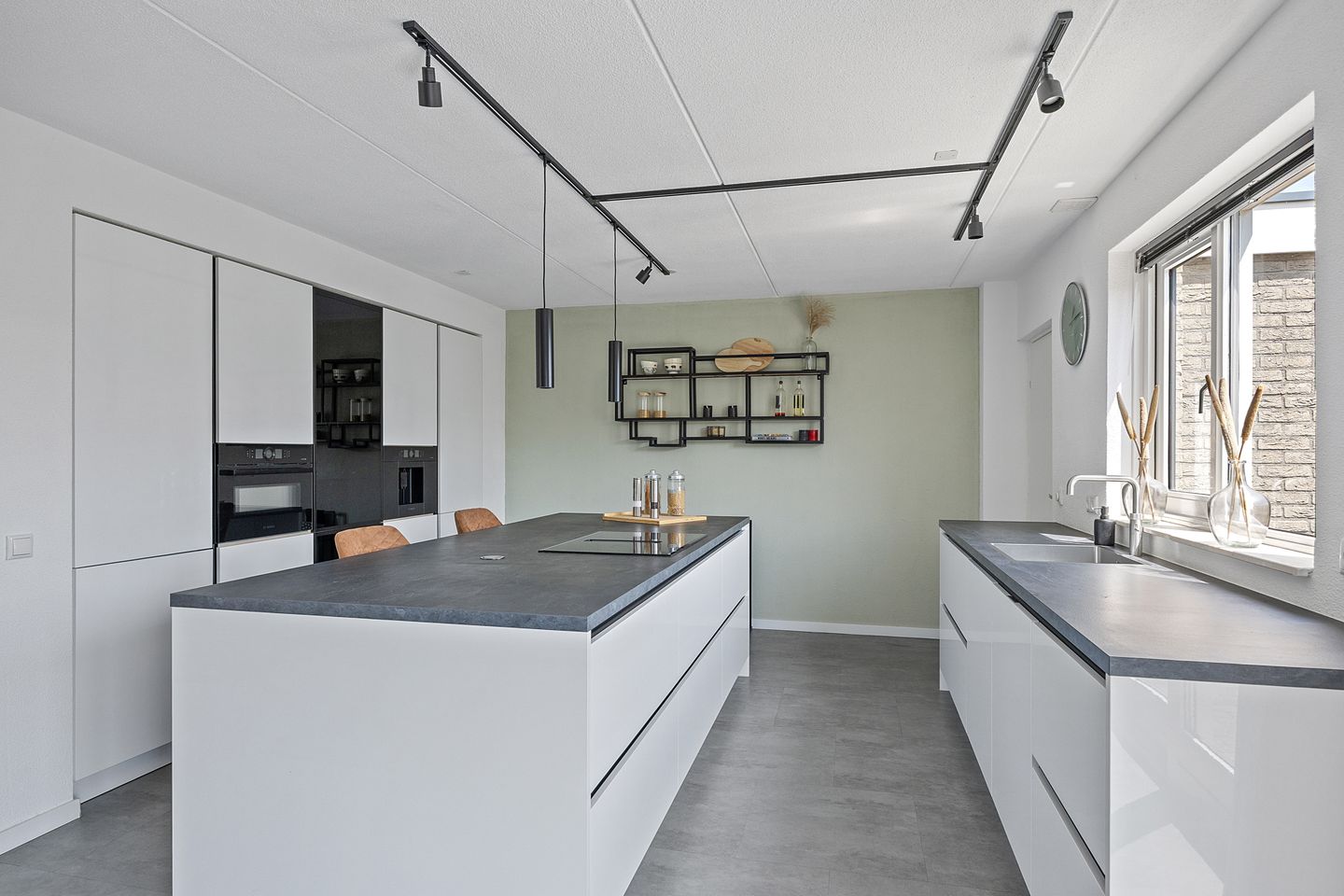 Photo 14 of Warring 16