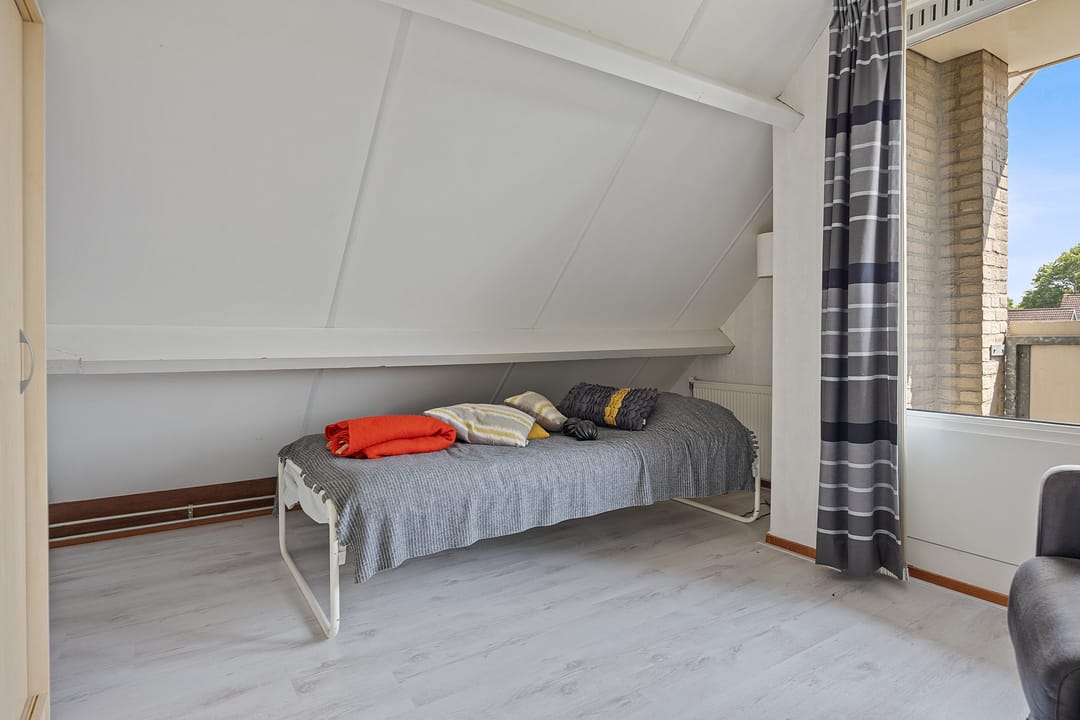 Photo 23 of Warring 16